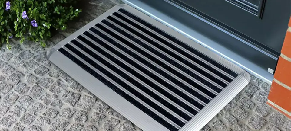 Aluprofilmatte Bürste